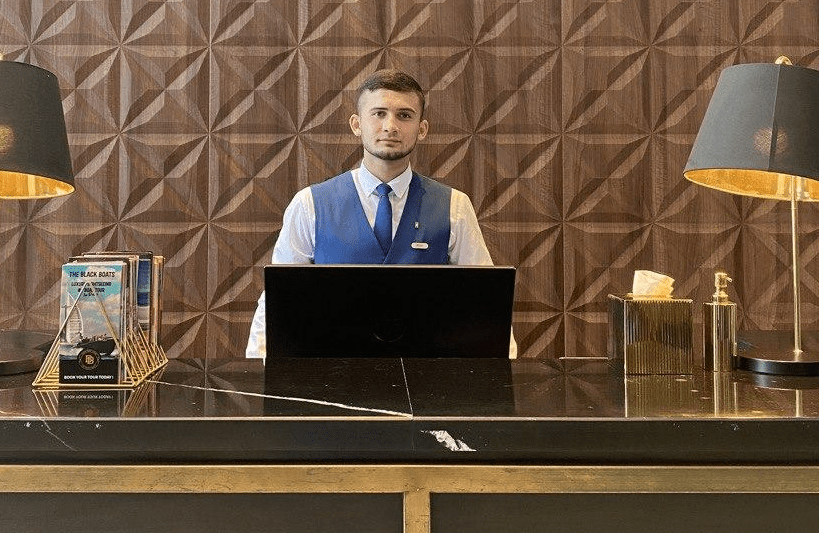 يوم في حياة: موظف الاستقبال والإرشاد في فندق ذا إتش دبي