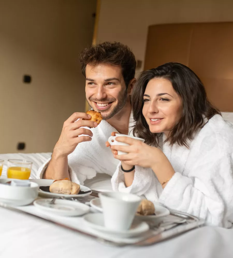 Young,Couple,Having,Breakfast,In,A,Hotel,Suite